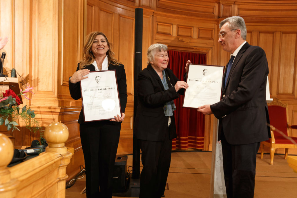 Mrs Lisbet Palme handing over the Prize. Photo: Björn Qvarfordt